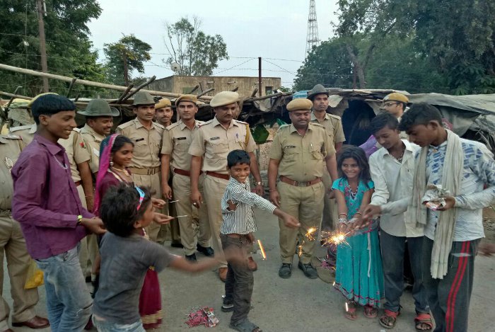 Police Celebrate diwali with poor people, Baran Police, chhabada police Celebrate Diwali, Diwali Celebration In Kota, diwali 2017, Shopping on Diwali Festival, Deepavali Puja, Deepavali in India, Lakshmi Puja, Diwali Laxmi Puja 2017, Laxmi Puja 2017, Rajasthan Patrika, Kota patrika, Patrika News, Kota News, Business News kota