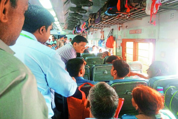 Railway Minister Piyush Goyal, Kota Nizamuddin jan shatabdi, Railway Minister visit train, Kota DRM, Rajasthan Patrika Kota, Kota Rajasthan Patrika, Rail News, Indian Rail, IRCTC, 