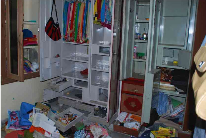 thieves broke the house lock