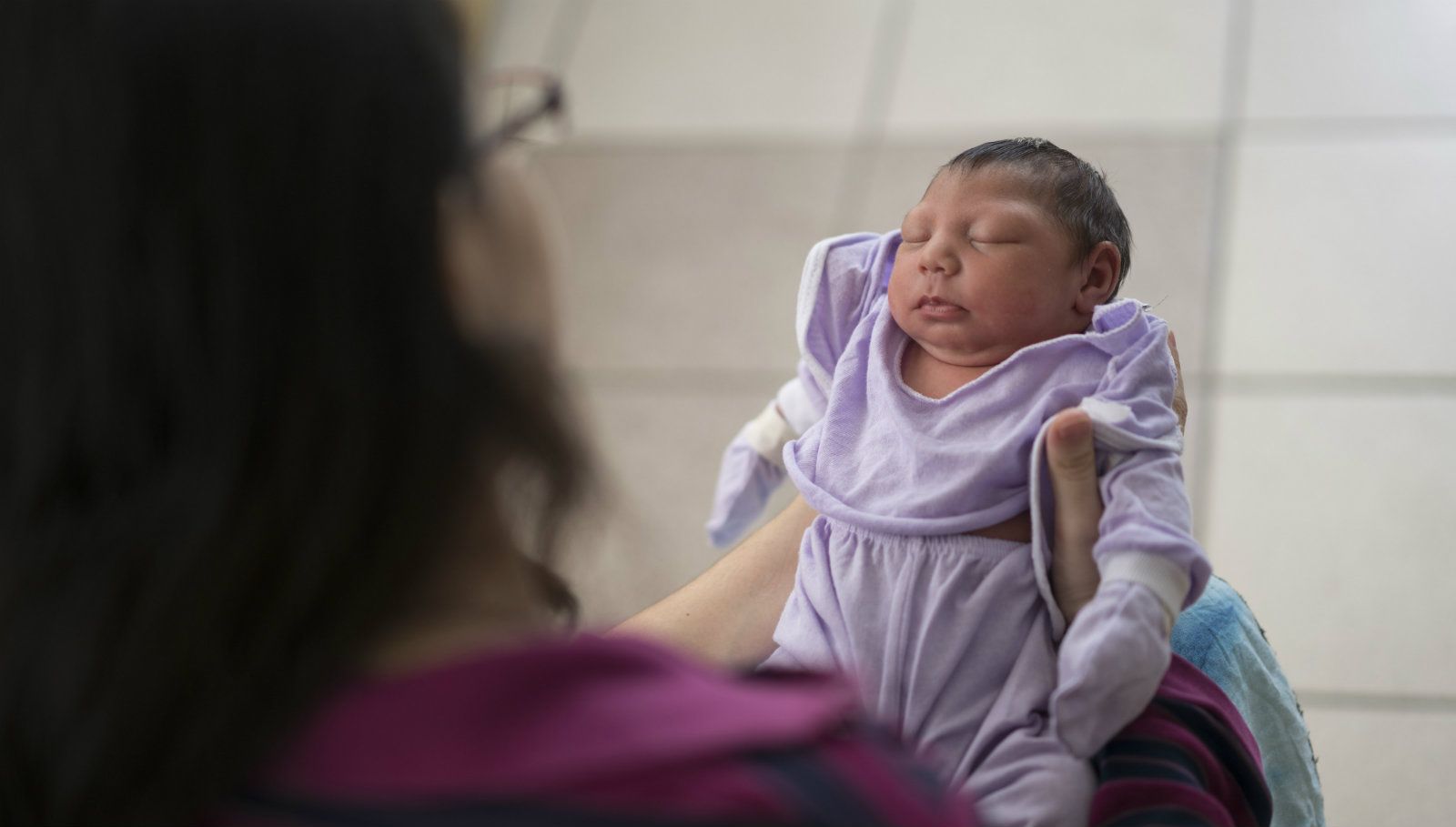 police cop misbahve after daughter born