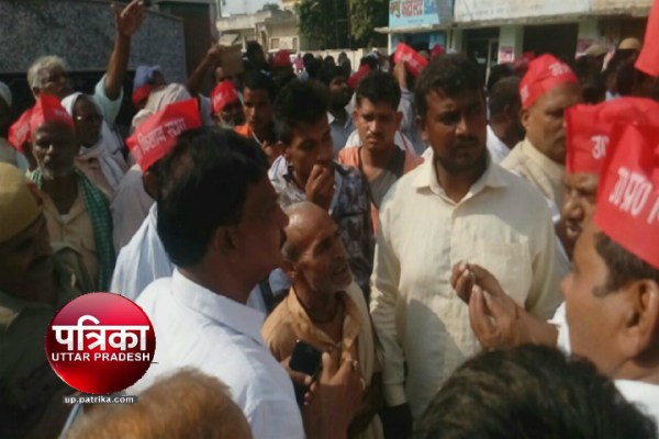 farmers Throw Potato on Road in UP