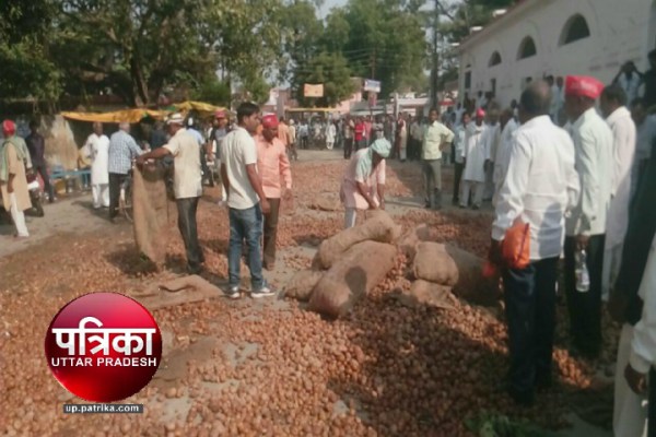 farmers Throw Potato on Road in UP