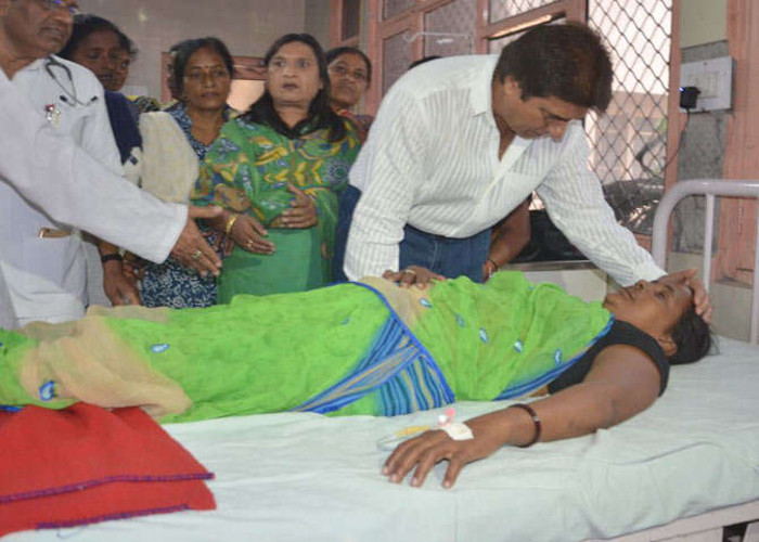 Raj Babbar meet Anganwadi Workers