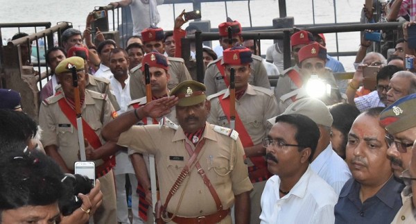 पद्मविभूषण गिरिजा देवी के मणिकर्णिका घाट पर गार्ड ऑफ ऑनर देते पुलिसकर्मी