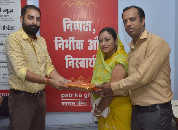 Anita Rathore and Ashok won the Karva Chauth Best Photo Contest