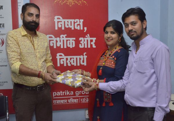 Anita Rathore and Ashok won the Karva Chauth Best Photo Contest