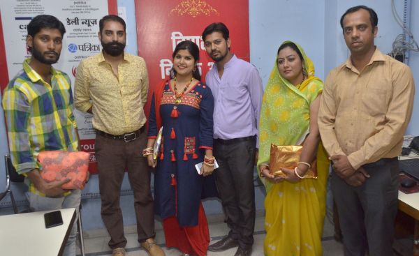 Anita Rathore and Ashok won the Karva Chauth Best Photo Contest