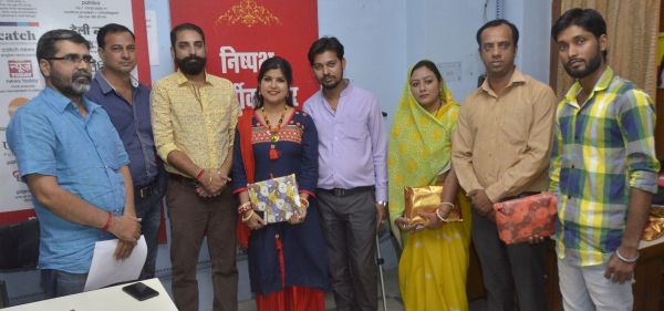 Anita Rathore and Ashok won the Karva Chauth Best Photo Contest