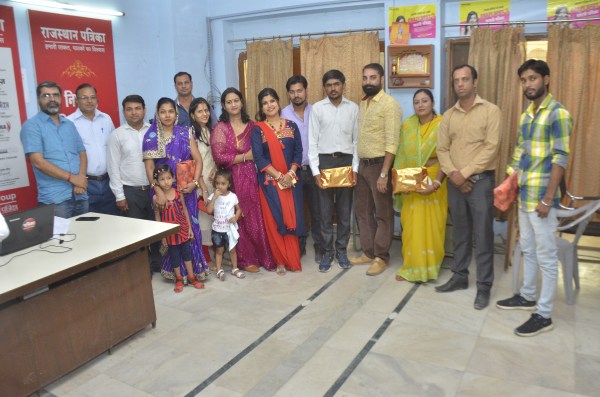 Anita Rathore and Ashok won the Karva Chauth Best Photo Contest