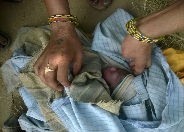 woman gives birth on road