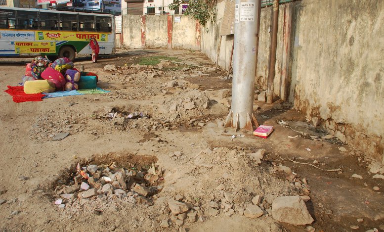 Nyapura bus stand, Rajasthan State Road Transport Corporation, DCM Road, Bus Operations, Irregularities, Dislikes, Lack of Facilities, Dirt, Funk, Shabby Road, Passengers, Drinking Water, Kota, Kota Patrika, Kota Patrika News, Rajasthan Patrika