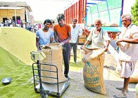 Farmers came to the crop did not open shop