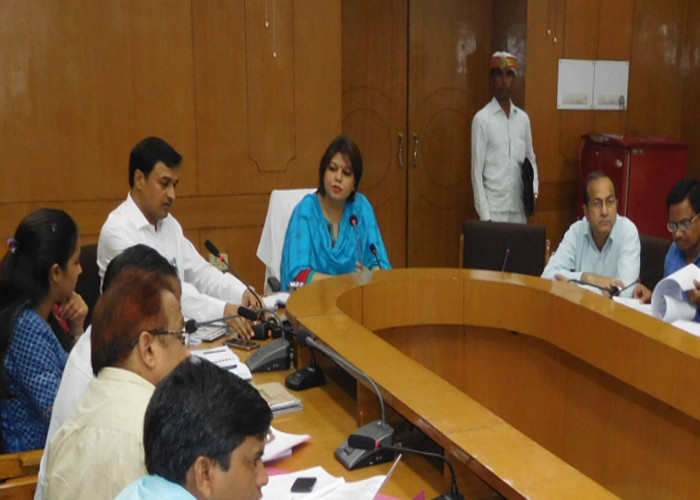 DM Shubhra Saxena instructed officers to improve revenue recovery news