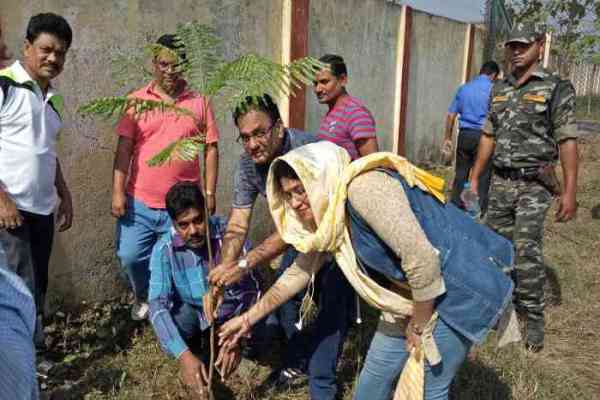 न्यायाधीश व अधिवक्ताओं ने किया जिला न्यायालय परिसर की सफाई