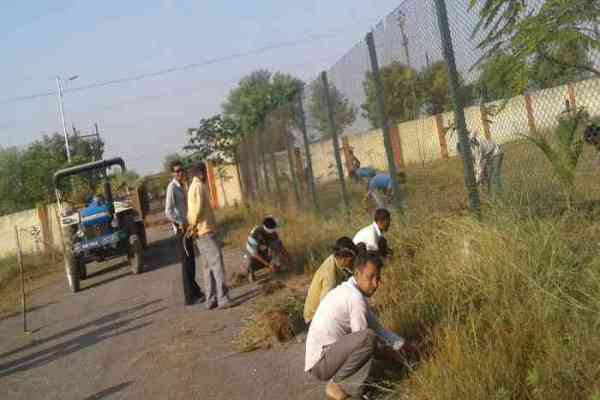 न्यायाधीश व अधिवक्ताओं ने किया जिला न्यायालय परिसर की सफाई