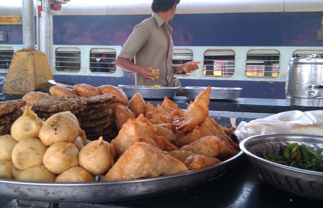 indian railway in train pantry car made samosa use toilet water potato,Railway officials examined the train pantry car between Katni-Jabalpur and also got two illegal vendors,Railway ,train pantry car ,illegal vendors,illegal vendors,