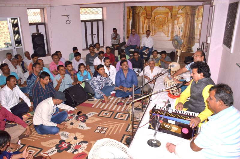 Composer Dehara presented the songs of the forgotten songs