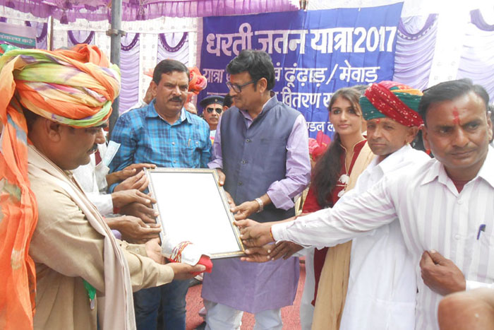 मालपुरा के नगर गांव में आयोजित समारोह में ग्राम पंचायत नगर को ढूंढाड़ रत्न से सम्मानित करते अतिथि।