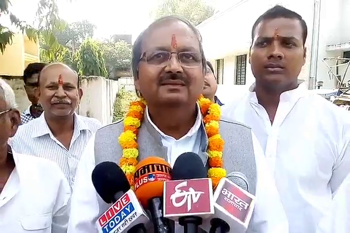 भदोही की इस सीट पर है 20 साल से एक ही परिवार का कब्जा, किया नामांकन तो विरोधियों के उड़े होश