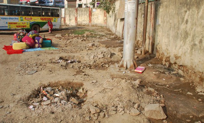 Nayapura bus stand, Rajasthan State Road Transport Corporation, DCM Road, Bus Operations, Irregularities, Dislikes, Lack of Facilities, Dirt, Funk, Shabby Road, Passengers, Drinking Water, Kota, Kota Patrika, Kota Patrika News, Rajasthan Patrika, Revenue of nayapura bus stand