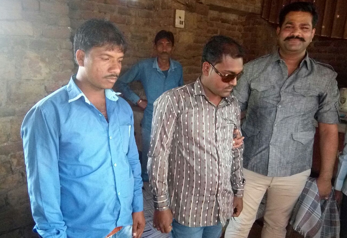 रिश्वत लेते रंगे हाथों गिरफ्तार