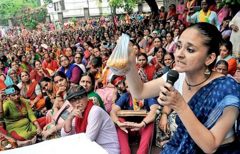 anganwadi workers protest for salary mandey Unnao UP Hindi News