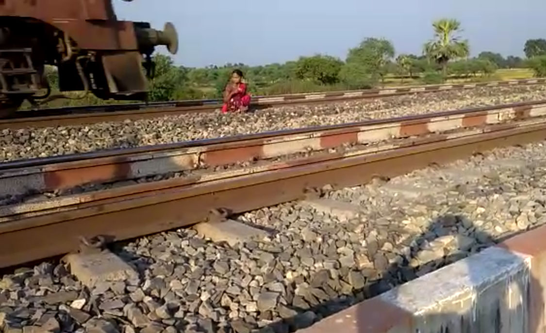 Live Viral video of suicide by Young Women On Rail Track