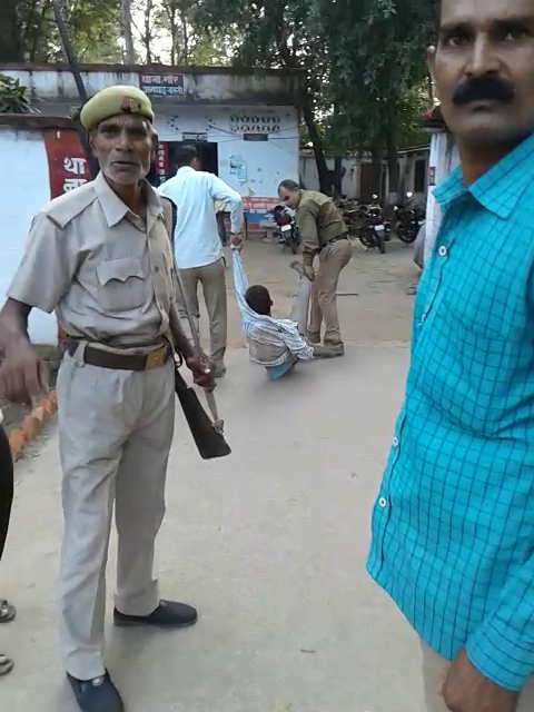 वीडियो में पुलिस की बर्बरता देखकर आपके रोंगटे हो जायेंगे खड़े, जानिए कहां का है मामला