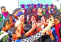 girls student conversation with police