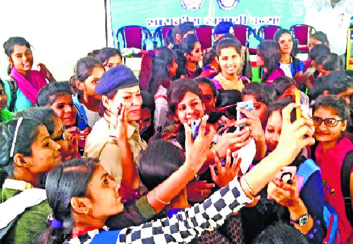 girls student conversation with police