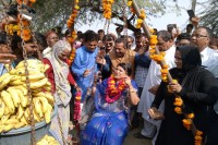 फलों से तोलकर आभार जताया