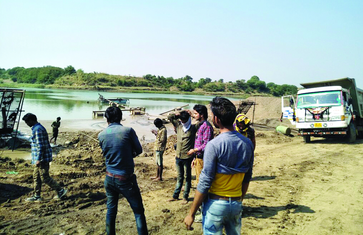 Illegal excavation, excavation, village, village news, vidisha news, vidisha patrika news, mp patrika news, vidisha local news, vidisha local news in hindi