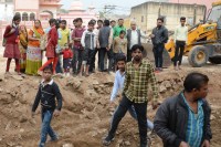 प्रतिमा को देखने आई भीड़