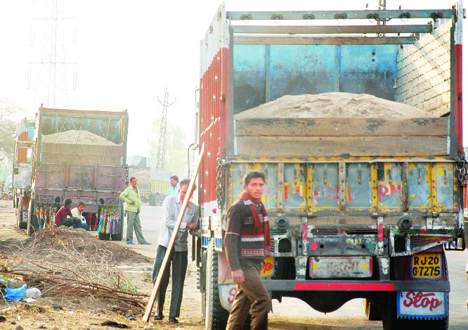 Graffiti black marketing, Government construction work, Construction work stalled, Illegal mining, Gravel mining, Government department, Grazing of municipal Corporation, Public works department, Urban administration, City development trust, Development work, Supply, Contractor association, Kota, Kota Patrika, Kota Patrika News, Rajasthan Patrika