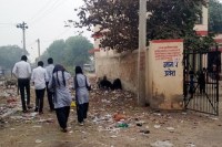 विद्यालय के बाहर फैल रही गन्दगी