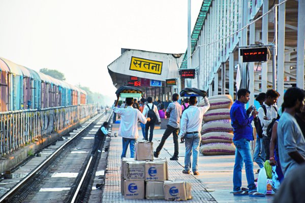 Racket of illegal vendors in satna Platform