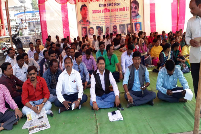 अब...हड़ताली शिक्षाकर्मियों की शासन ने मांगी जानकारी, कई स्कूलों में तालाबंदी जैसी नौबत, पढि़ए खबर...
