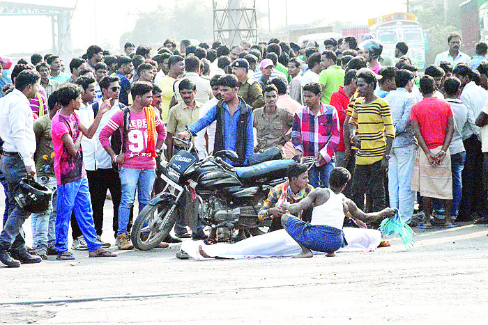 खून से लथ-पथ बेटा का शव सड़क पर देख कर चींख पड़े परिजन, पिता का अंतिम सहारा भी छूटा