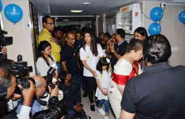 Photos: फोटोग्राफर्स ने की ऐसी हरकत, हॉस्पिटल से रोते हुए बाहर निकलीं ऐश्वर्या रॉय