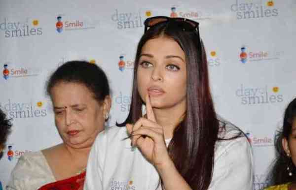 Photos: फोटोग्राफर्स ने की ऐसी हरकत, हॉस्पिटल से रोते हुए बाहर निकलीं ऐश्वर्या रॉय