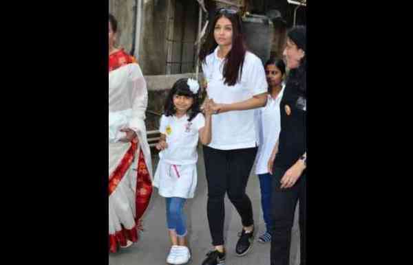 Photos: फोटोग्राफर्स ने की ऐसी हरकत, हॉस्पिटल से रोते हुए बाहर निकलीं ऐश्वर्या रॉय