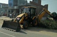 अतिक्रमण हटाती जेसीबी