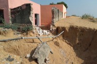 टूटी दीवार