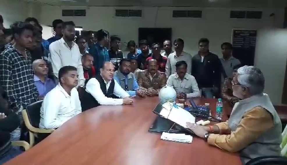 महापौर महेश विजय