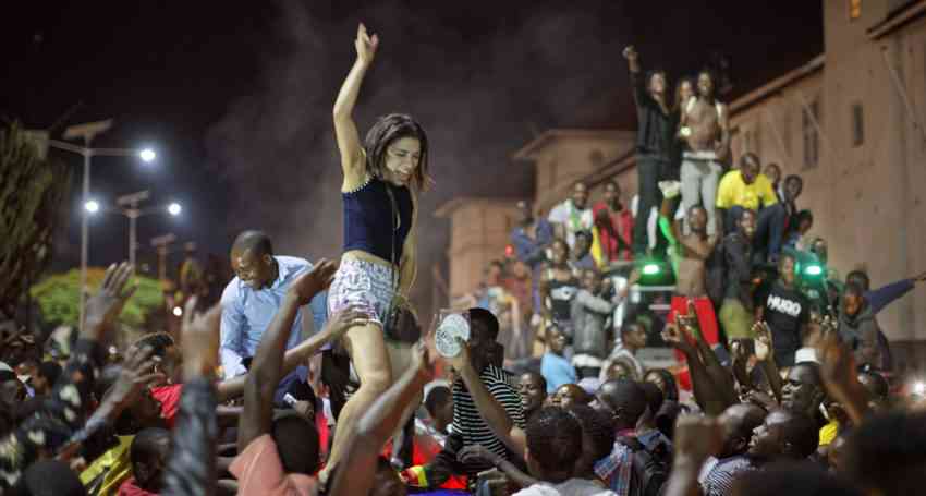 Pics: मुगाबे के इस्तीफे के बाद खुशी से पागल हुए लोग, सड़कों पर दिखे ऐसे नजारे