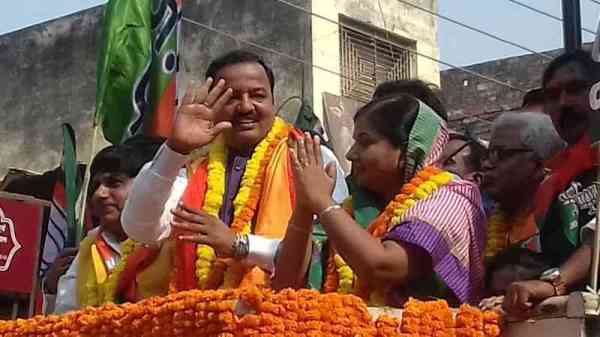 डिप्टी सीएम केशव प्रसाद मौर्या ने किया रोड शो, दिखायी भगवा पार्टी की ताकत