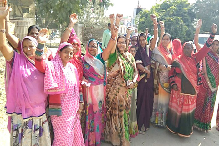 प्रदर्शन करती महिलाएं