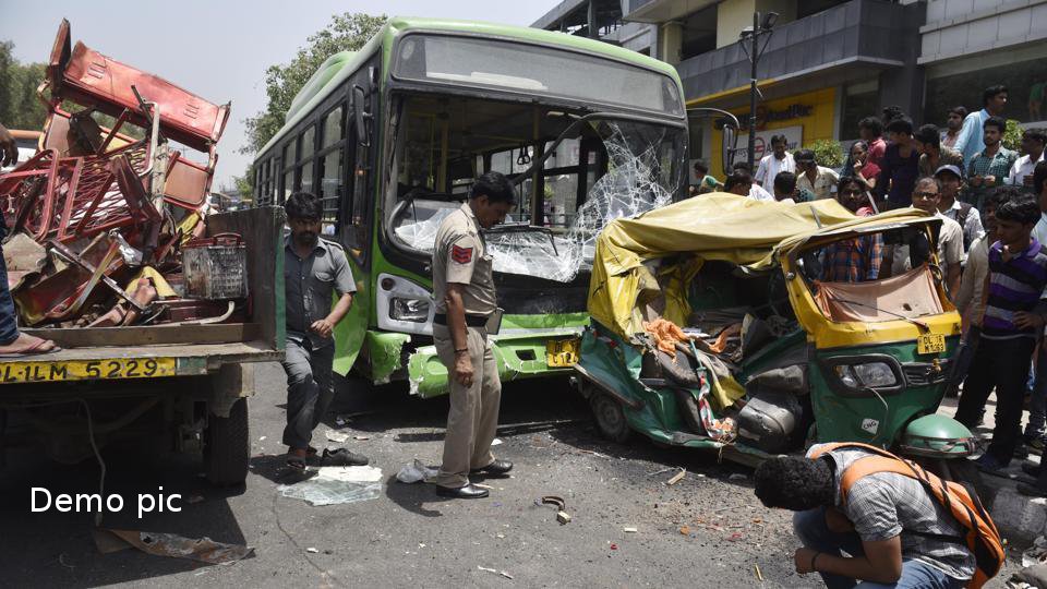 video: उदयपुर के चेतक पर बस ने लिया स्कूल ऑटो को चपेट में, चालक का सिर फटा,
बच्चों को लगी गंभीर चोटें