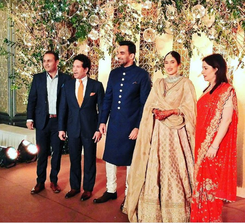 virat and anushka dancing in zaheer khans wedding reception