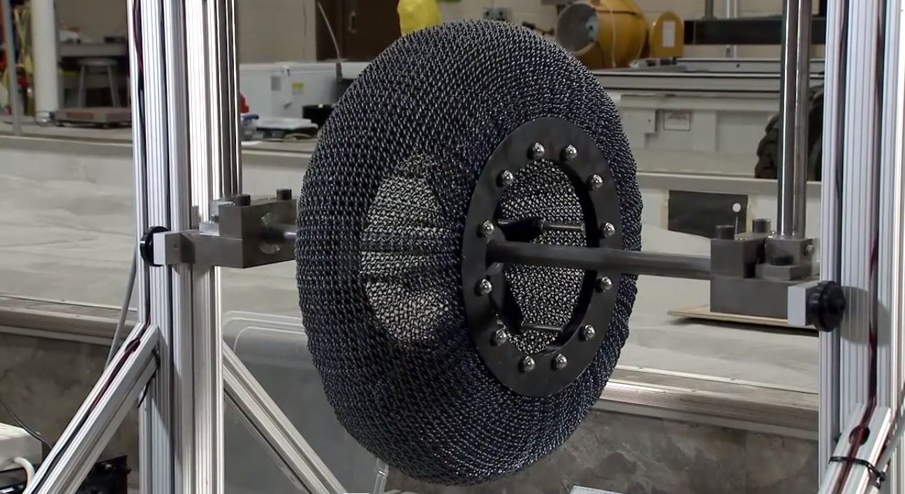 खुशखबरी : NASA ने बनाया अनोखा टायर, न पंचर होगा न ही फटेगा